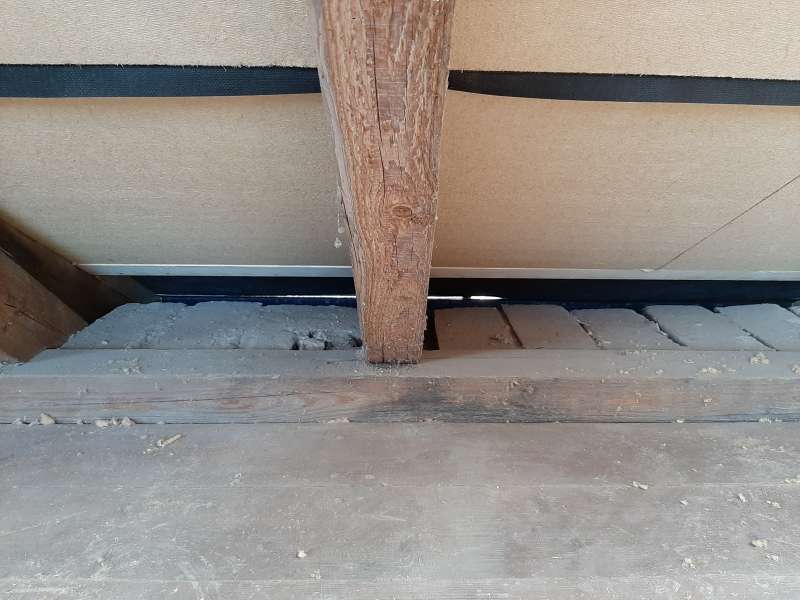 BAU.DE / BAU-Forum: 1. Bild zu Frage "Neu gedecktes Dach &nbsp;-&nbsp; Ritzen/Abst&auml;nde zwischen Dach + Fu&szlig;boden normal?" im BAU-Forum "Dach"