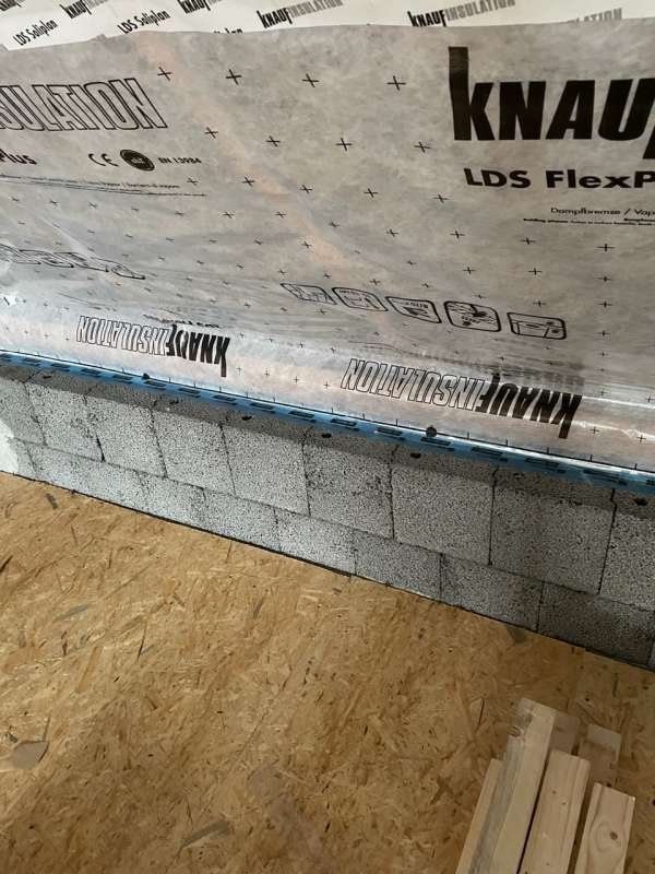 BAU.DE / BAU-Forum: 2. Bild zu Antwort "Genau, ringsum abdichten - mit Dampfbremse von Mittelpfette bis OSB" auf die Frage "Dachausbau: L&uuml;cke OSB-Platte zur Mittelpfette &ndash; Feuchtigkeitsschaden? Dampfbremse n&ouml;tig?" im BAU-Forum "Dach"