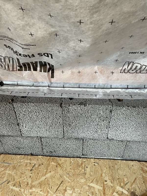 BAU.DE / BAU-Forum: 3. Bild zu Antwort "Genau, ringsum abdichten - mit Dampfbremse von Mittelpfette bis OSB" auf die Frage "Dachausbau: L&uuml;cke OSB-Platte zur Mittelpfette &ndash; Feuchtigkeitsschaden? Dampfbremse n&ouml;tig?" im BAU-Forum "Dach"