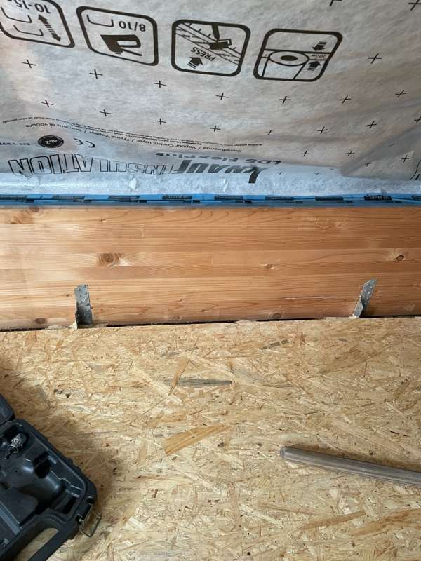 BAU.DE / BAU-Forum: 4. Bild zu Antwort "Genau, ringsum abdichten - mit Dampfbremse von Mittelpfette bis OSB" auf die Frage "Dachausbau: L&uuml;cke OSB-Platte zur Mittelpfette &ndash; Feuchtigkeitsschaden? Dampfbremse n&ouml;tig?" im BAU-Forum "Dach"