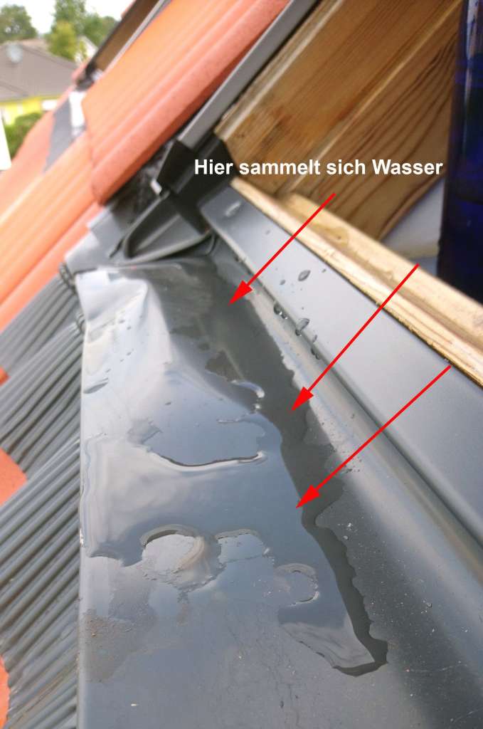 BAU.DE / BAU-Forum: 1. Bild zu Frage "Eindeckrahmen - unteres Querblech stark durch Dachsteine hochgedrückt" im BAU-Forum "Dach" BAU.DE / BAU-Forum: 1. Bild zu Frage "Eindeckrahmen - unteres Querblech stark durch Dachsteine hochgedrückt" im BAU-Forum "Dach"