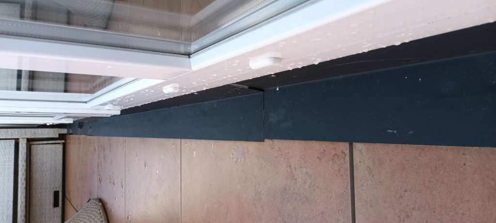 BAU.DE / BAU-Forum: 1. Bild zu Frage "Ist eine Blechaufkantung auf dem Balkonplattenbelag fachmännisch richtig?" im BAU-Forum "Dach" BAU.DE / BAU-Forum: 1. Bild zu Frage "Ist eine Blechaufkantung auf dem Balkonplattenbelag fachmännisch richtig?" im BAU-Forum "Dach"