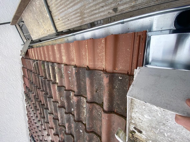 BAU.DE / BAU-Forum: 5. Bild zu Frage "Dachverlängerung mangelhaft? Abstand, Ziegel & Blitzableiter prüfen – Experteneinschätzung?" im BAU-Forum "Dach" BAU.DE / BAU-Forum: 5. Bild zu Frage "Dachverlängerung mangelhaft? Abstand, Ziegel & Blitzableiter prüfen – Experteneinschätzung?" im BAU-Forum "Dach"