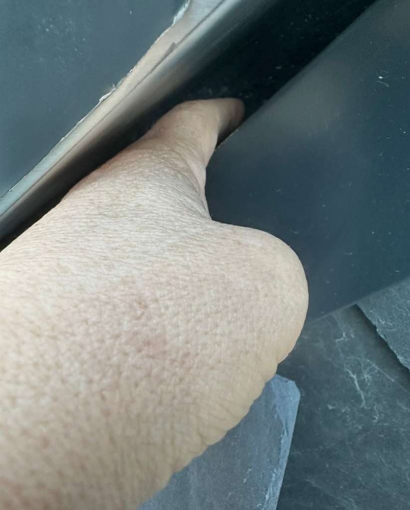 BAU.DE / BAU-Forum: 1. Bild zu Frage "Dachkehle liegt nicht richtig auf - Hohlraum unter der Kehle normal oder Mangel?" im BAU-Forum "Dach"