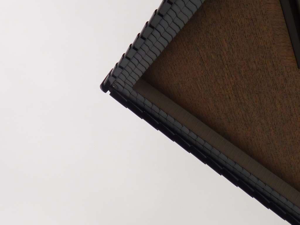 BAU.DE / BAU-Forum: 1. Bild zu Frage "Optisches Loch im Dachfirst nach Dachsanierung: Muss ich diesen Mangel akzeptieren?" im BAU-Forum "Dach"