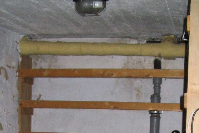 BAU.DE / BAU-Forum: 1. Bild zu Antwort "Asbest in Rohrd&auml;mmung? &ndash; Gelbes Gewebe mit Stroh/Lehm" auf die Frage "Asbestgefahr nach Flexplatten-Entfernung: Wie hoch ist das Risiko im Haus?" im BAU-Forum "Estrich und Bodenbel&auml;ge"