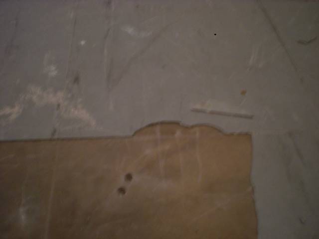 BAU.DE / BAU-Forum: 1. Bild zu Antwort "Asbest-Bodenplatten: Fotos zur Schadstoffanalyse im Altbau" auf die Frage "Linoleum-Boden erkennen: Aufbau, Eigenschaften & Risiken unter alten Bel&auml;gen?" im BAU-Forum "Estrich und Bodenbel&auml;ge"