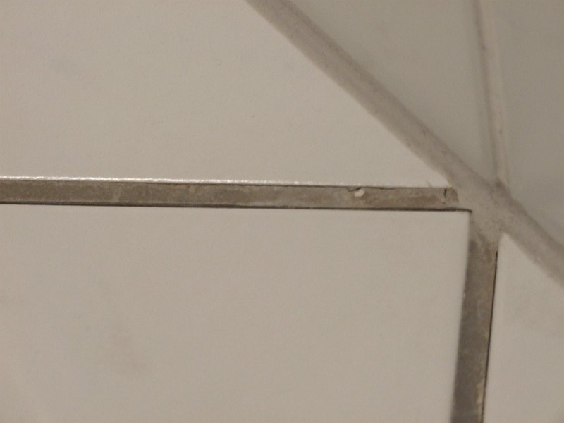 BAU.DE / BAU-Forum: 1. Bild zu Frage "Risse in Bad-Fugen: Ursachen, Risiken & Sanierungskosten bei Fußbodenheizung?" im BAU-Forum "Estrich und Bodenbeläge" BAU.DE / BAU-Forum: 1. Bild zu Frage "Risse in Bad-Fugen: Ursachen, Risiken & Sanierungskosten bei Fußbodenheizung?" im BAU-Forum "Estrich und Bodenbeläge"