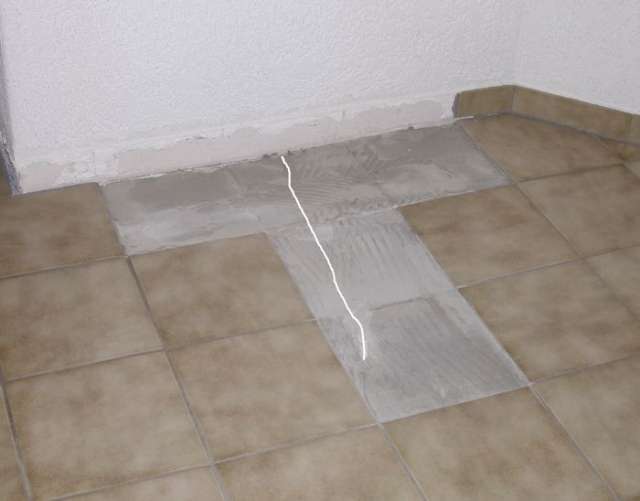 BAU.DE / BAU-Forum: 1. Bild zu Frage "Estrichriss und Fliesenschaden: Ursachen, Sanierungsmethoden & Kosten&uuml;berblick?" im BAU-Forum "Estrich und Bodenbel&auml;ge"