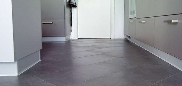 BAU.DE / BAU-Forum: 1. Bild zu Frage "Feinsteinzeugfliesen reinigen: Schatten/Flecken entfernen? Ursachen & Tipps zur Pflege" im BAU-Forum "Estrich und Bodenbel&auml;ge"