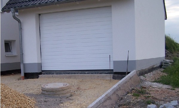 BAU.DE / BAU-Forum: 1. Bild zu Frage "Garagentor Abdichtung: Estrich zu Pflaster &ndash; Methoden, Materialien & Kosten?" im BAU-Forum "Estrich und Bodenbel&auml;ge"