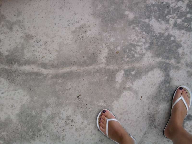 BAU.DE / BAU-Forum: 1. Bild zu Frage "Estrich Dachterrasse: Schwarze Verf&auml;rbung, Risse &ndash; Ursachen, Sanierung & Kosten?" im BAU-Forum "Estrich und Bodenbel&auml;ge"