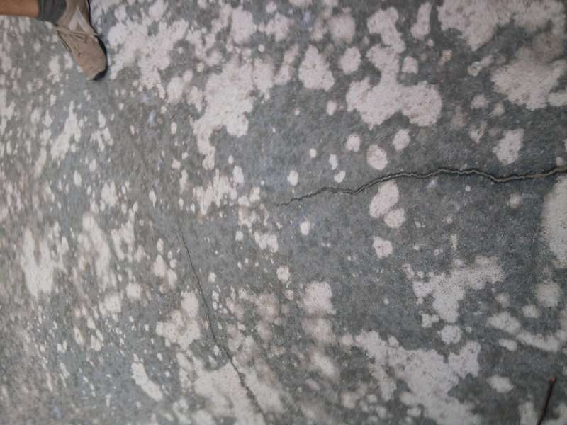 BAU.DE / BAU-Forum: 1. Bild zu Antwort "anderes Foto" auf die Frage "Estrich Dachterrasse: Schwarze Verf&auml;rbung, Risse &ndash; Ursachen, Sanierung & Kosten?" im BAU-Forum "Estrich und Bodenbel&auml;ge"