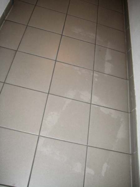 BAU.DE / BAU-Forum: 1. Bild zu Frage "Feinsteinzeug farblich ver&auml;ndert, besch&auml;digt durch K&uuml;chenreiniger?" im BAU-Forum "Estrich und Bodenbel&auml;ge"