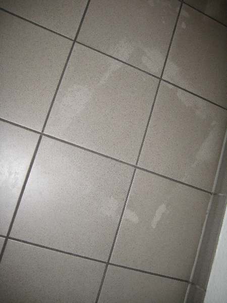 BAU.DE / BAU-Forum: 2. Bild zu Frage "Feinsteinzeug farblich ver&auml;ndert, besch&auml;digt durch K&uuml;chenreiniger?" im BAU-Forum "Estrich und Bodenbel&auml;ge"