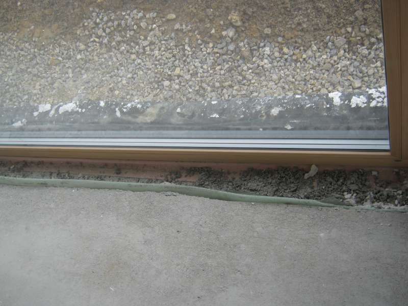 BAU.DE / BAU-Forum: 1. Bild zu Antwort "Antwort mit Foto" auf die Frage "Estrich an bodentiefen Fenstern: Dehnungsfuge n&ouml;tig? Kosten f&uuml;r korrekte Ausf&uuml;hrung?" im BAU-Forum "Estrich und Bodenbel&auml;ge"