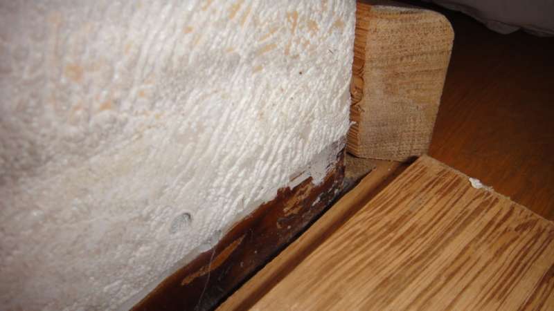 BAU.DE / BAU-Forum: 1. Bild zu Frage "Asbest im Bodenbelag und Wand erkennen.. Ratlos." im BAU-Forum "Estrich und Bodenbel&auml;ge"