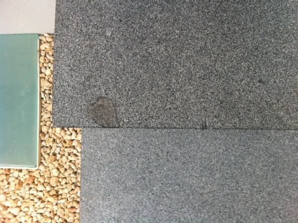 BAU.DE / BAU-Forum: 1. Bild zu Antwort "Fotos" auf die Frage "Padang Treppenstufen: Nat&uuml;rliche Strukturen, Flecken & Unregelm&auml;&szlig;igkeiten &ndash; Was ist normal?" im BAU-Forum "Estrich und Bodenbel&auml;ge"