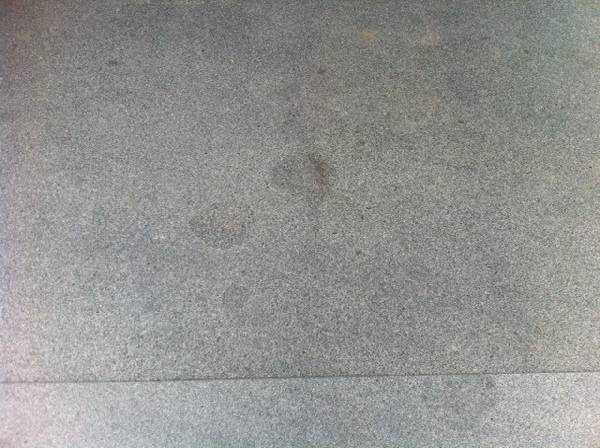 BAU.DE / BAU-Forum: 2. Bild zu Antwort "Fotos" auf die Frage "Padang Treppenstufen: Nat&uuml;rliche Strukturen, Flecken & Unregelm&auml;&szlig;igkeiten &ndash; Was ist normal?" im BAU-Forum "Estrich und Bodenbel&auml;ge"