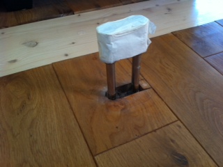 BAU.DE / BAU-Forum: 1. Bild zu Frage "Einbau einer K&uuml;che bei verklebten Eichendielen: wie bekomme ich das mit den Dielen hin?" im BAU-Forum "Estrich und Bodenbel&auml;ge"