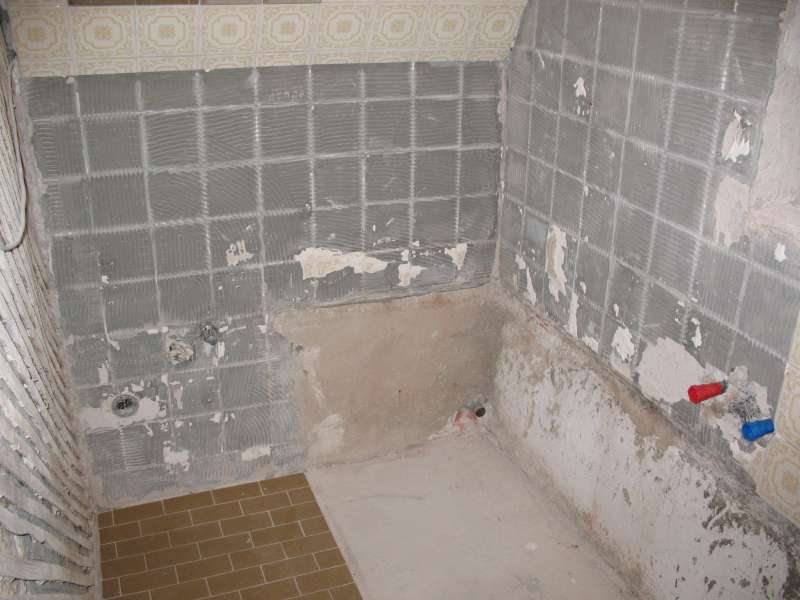 BAU.DE / BAU-Forum: 1. Bild zu Frage "Bodenaufbau bei Sanierung eines uralten Bades" im BAU-Forum "Estrich und Bodenbel&auml;ge"