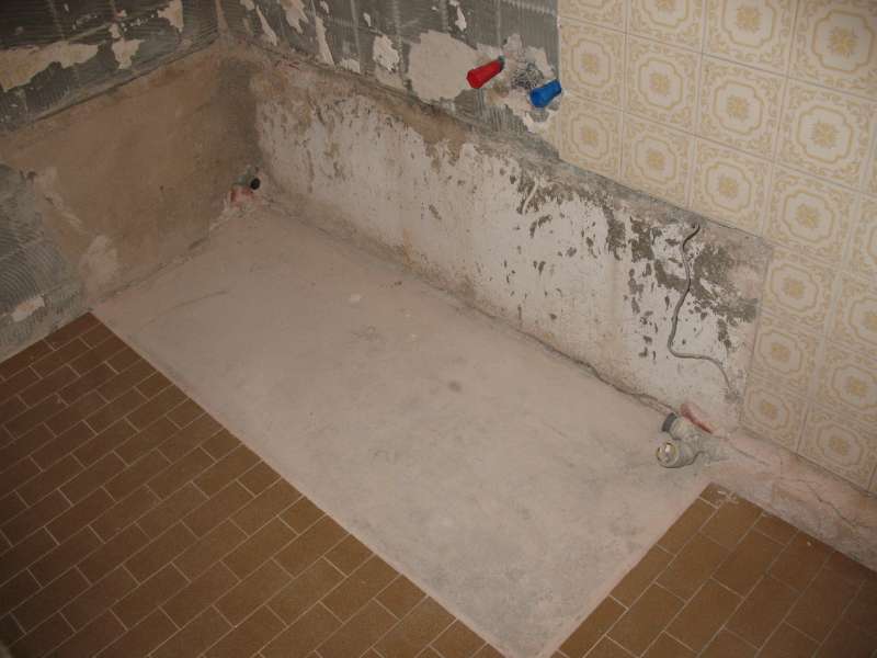 BAU.DE / BAU-Forum: 2. Bild zu Frage "Bodenaufbau bei Sanierung eines uralten Bades" im BAU-Forum "Estrich und Bodenbel&auml;ge"