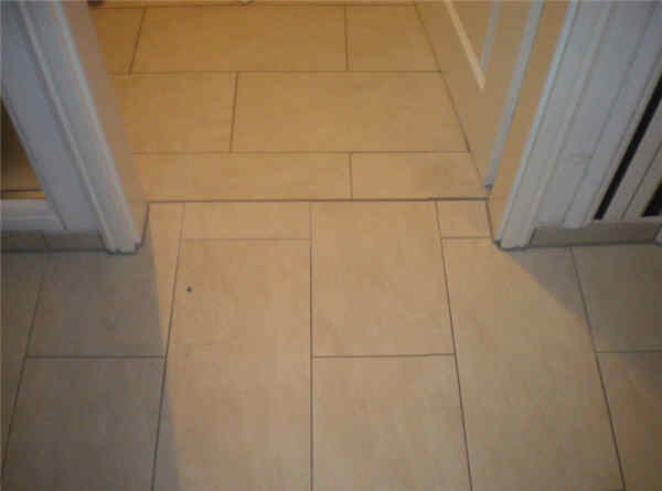 BAU.DE / BAU-Forum: 1. Bild zu Frage "Bewertung von fliesen verlegegearbeiten" im BAU-Forum "Estrich und Bodenbel&auml;ge"