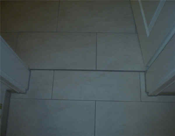 BAU.DE / BAU-Forum: 3. Bild zu Frage "Bewertung von fliesen verlegegearbeiten" im BAU-Forum "Estrich und Bodenbel&auml;ge"