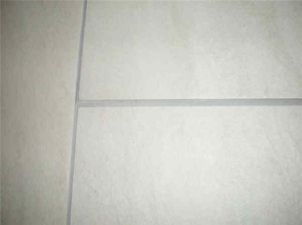 BAU.DE / BAU-Forum: 4. Bild zu Frage "Bewertung von fliesen verlegegearbeiten" im BAU-Forum "Estrich und Bodenbel&auml;ge"