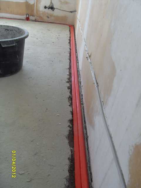 BAU.DE / BAU-Forum: 2. Bild zu Frage "Neue Heizungsrohre verlegt, Estrich reparieren" im BAU-Forum "Estrich und Bodenbel&auml;ge"