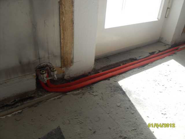 BAU.DE / BAU-Forum: 2. Bild zu Antwort "An einer Stelle wurde der Schlitz..." auf die Frage "Estrich reparieren nach Heizungsrohrverlegung: Anleitung, Material & Kosten sparen?" im BAU-Forum "Estrich und Bodenbel&auml;ge"