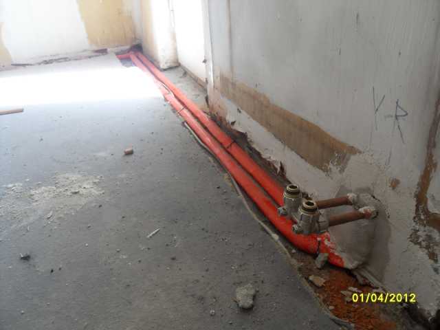 BAU.DE / BAU-Forum: 3. Bild zu Antwort "An einer Stelle wurde der Schlitz..." auf die Frage "Estrich reparieren nach Heizungsrohrverlegung: Anleitung, Material & Kosten sparen?" im BAU-Forum "Estrich und Bodenbel&auml;ge"