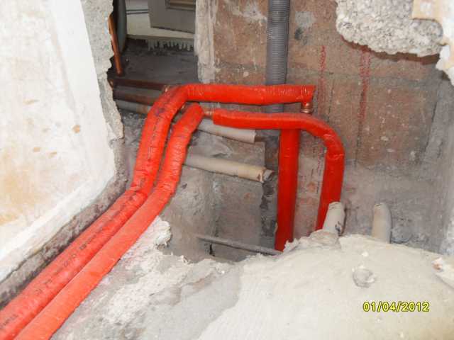 BAU.DE / BAU-Forum: 4. Bild zu Antwort "An einer Stelle wurde der Schlitz..." auf die Frage "Estrich reparieren nach Heizungsrohrverlegung: Anleitung, Material & Kosten sparen?" im BAU-Forum "Estrich und Bodenbel&auml;ge"