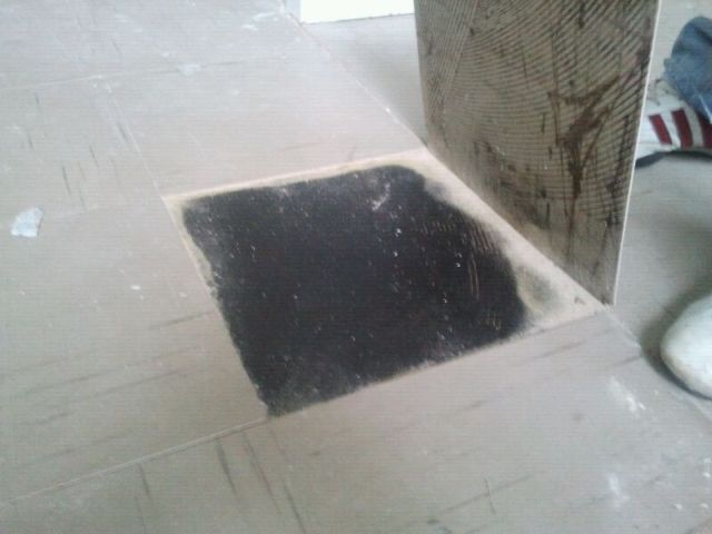 BAU.DE / BAU-Forum: 1. Bild zu Frage "Hilfe: Asbest? PVC Platten 30 x 30 in der Wohnung BJ 1981 &nbsp;-&nbsp; Deutsche Annington &nbsp;-&nbsp; Ben&ouml;tige Rat bitte" im BAU-Forum "Estrich und Bodenbel&auml;ge"