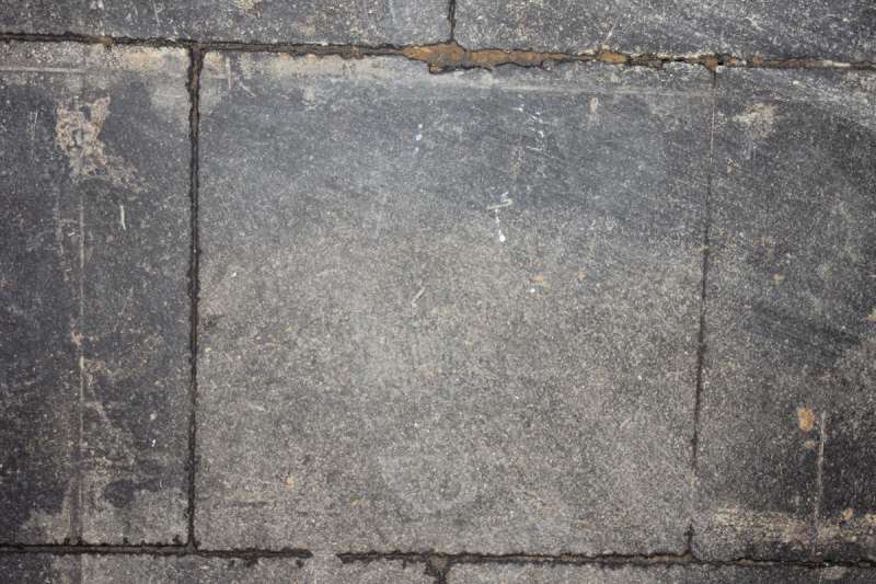 BAU.DE / BAU-Forum: 1. Bild zu Frage "Seltsame Bodenplatte, vermutlich aus Kunststein (Bitumen, Teer?)" im BAU-Forum "Estrich und Bodenbel&auml;ge"