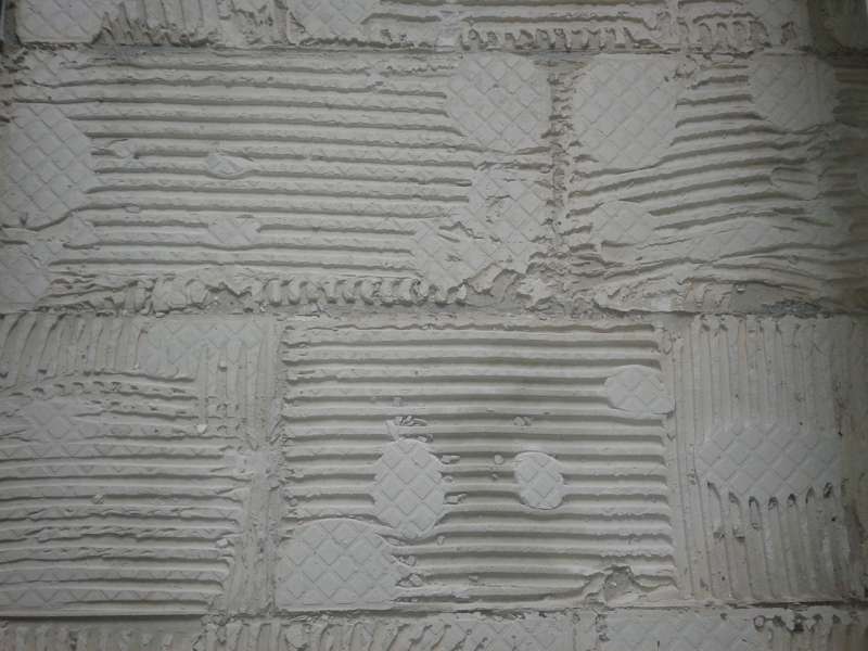 BAU.DE / BAU-Forum: 1. Bild zu Frage "Fliese/Fliesenkleber haftet nicht: liegt es am Untergrund oder Kleber?" im BAU-Forum "Estrich und Bodenbel&auml;ge"