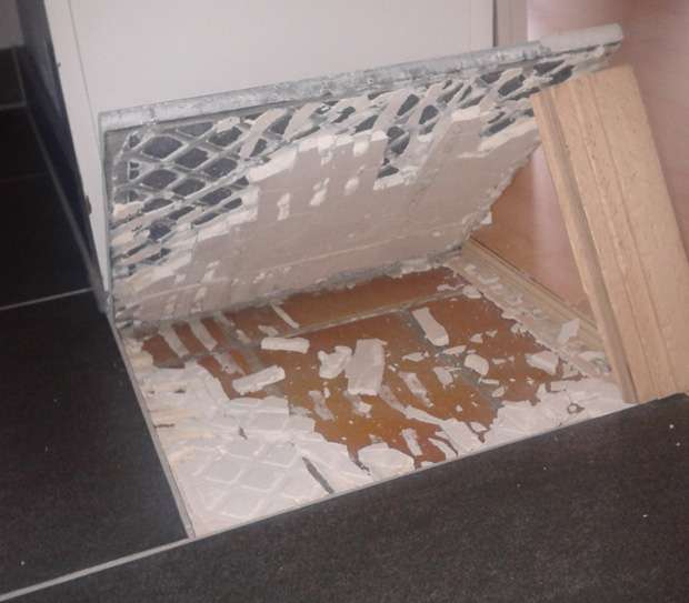 BAU.DE / BAU-Forum: 2. Bild zu Frage "Fliese/Fliesenkleber haftet nicht: liegt es am Untergrund oder Kleber?" im BAU-Forum "Estrich und Bodenbel&auml;ge"