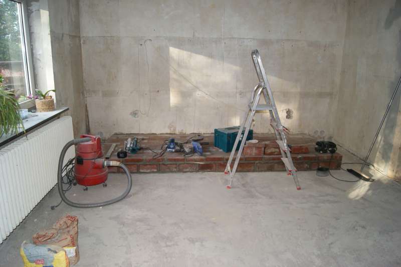 BAU.DE / BAU-Forum: 1. Bild zu Frage "Risse im Estrich nach Bau einer Kaminempore" im BAU-Forum "Estrich und Bodenbel&auml;ge"