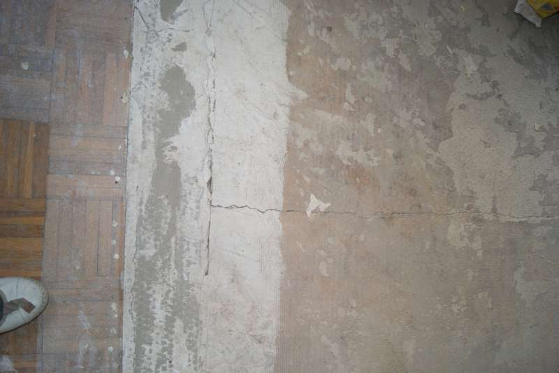 BAU.DE / BAU-Forum: 2. Bild zu Frage "Risse im Estrich nach Bau einer Kaminempore" im BAU-Forum "Estrich und Bodenbel&auml;ge"