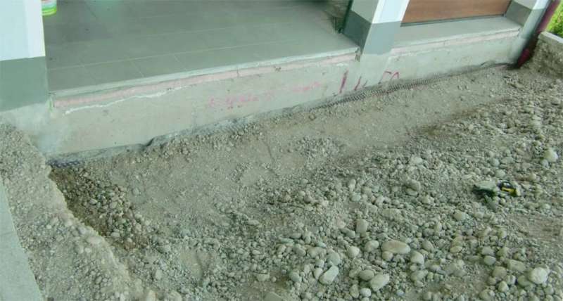 BAU.DE / BAU-Forum: 1. Bild zu Antwort "Erg&auml;nzung: Weiteres Bild zum Garageneinfahrt-Estrich-Problem" auf die Frage "Garageneinfahrt an Estrich anschlie&szlig;en: Risiken, Abdichtung & fachgerechte Ausf&uuml;hrung?" im BAU-Forum "Estrich und Bodenbel&auml;ge"