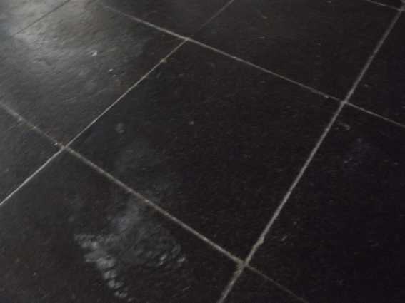 BAU.DE / BAU-Forum: 2. Bild zu Antwort "Hier die Bilder" auf die Frage "Asbest in alten Bodenfliesen? Materialerkennung, Gefahren & korrekte Entsorgung" im BAU-Forum "Estrich und Bodenbel&auml;ge"