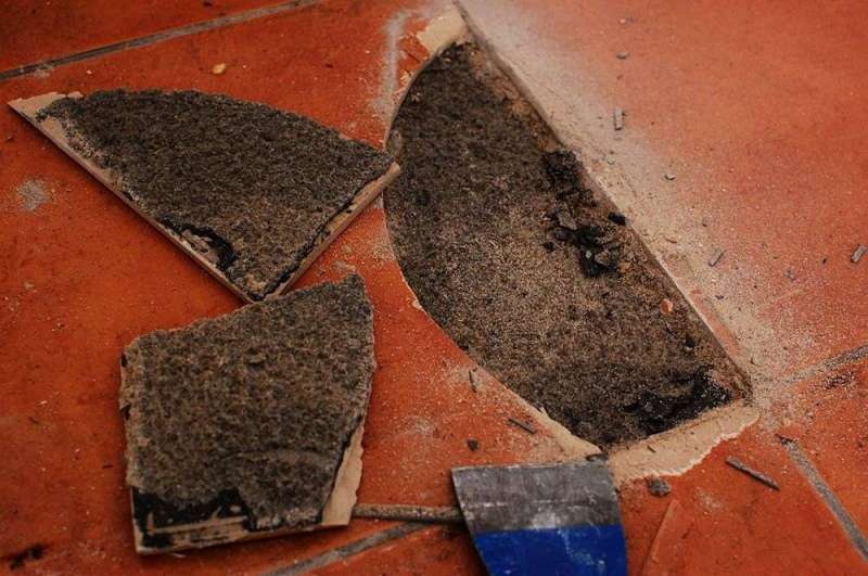 BAU.DE / BAU-Forum: 1. Bild zu Frage "Nasser Verbundestrich unter Kacheln in Hotelzimmern" im BAU-Forum "Estrich und Bodenbel&auml;ge"