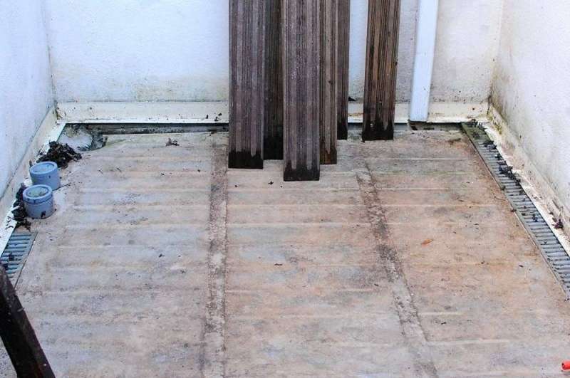 BAU.DE / BAU-Forum: 2. Bild zu Frage "Nasser Verbundestrich unter Kacheln in Hotelzimmern" im BAU-Forum "Estrich und Bodenbel&auml;ge"