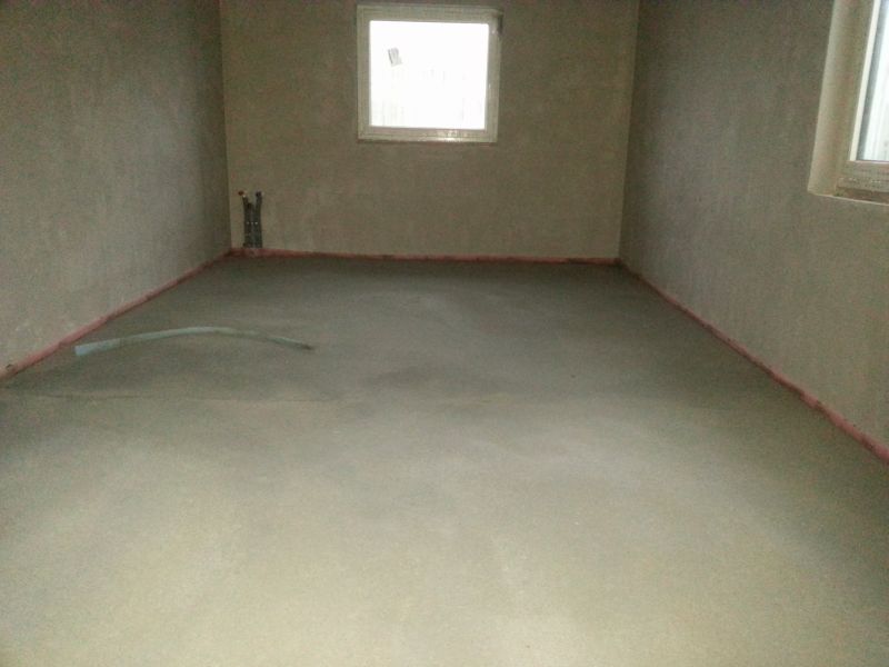 BAU.DE / BAU-Forum: 1. Bild zu Frage "Estrich senkt sich und knackt in den Ecken und an der Dehnfuge" im BAU-Forum "Estrich und Bodenbel&auml;ge"