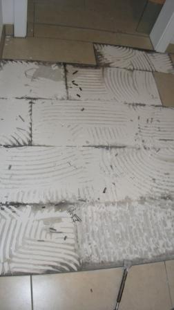 BAU.DE / BAU-Forum: 1. Bild zu Antwort "Erg&auml;nzung Korrektur" auf die Frage "Steinzeugfliesen Mittelbettverlegung: Was ist zu beachten? Kosten, Material & Tipps" im BAU-Forum "Estrich und Bodenbel&auml;ge"