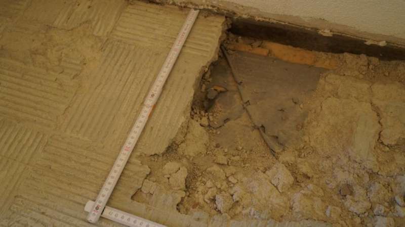 BAU.DE / BAU-Forum: 2. Bild zu Frage "Estrich Loch reparieren: Anleitung, Materialien & Kosten f&uuml;r die Reparatur?" im BAU-Forum "Estrich und Bodenbel&auml;ge"