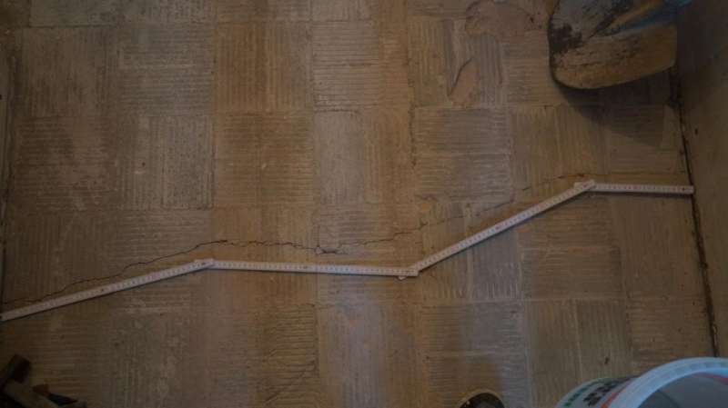 BAU.DE / BAU-Forum: 4. Bild zu Frage "Estrich Loch reparieren: Anleitung, Materialien & Kosten f&uuml;r die Reparatur?" im BAU-Forum "Estrich und Bodenbel&auml;ge"