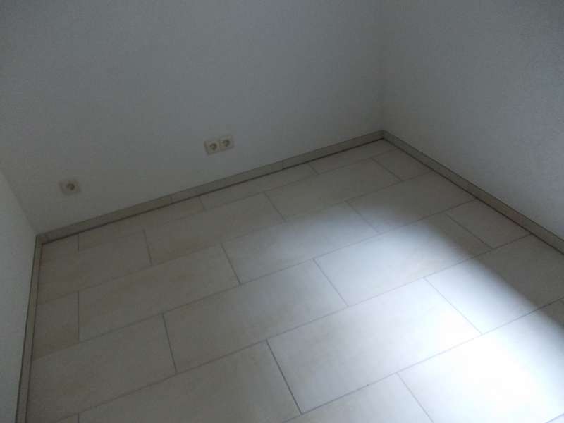 BAU.DE / BAU-Forum: 1. Bild zu Antwort "Fuge zwischen Boden- und Sockelfliesen (Bodenfliesen, Sockelfliesen)" auf die Frage "Haftet Silikon auf Acryl-Fugendichtstoff? Tipps & Tricks zur Abdichtung" im BAU-Forum "Estrich und Bodenbel&auml;ge"