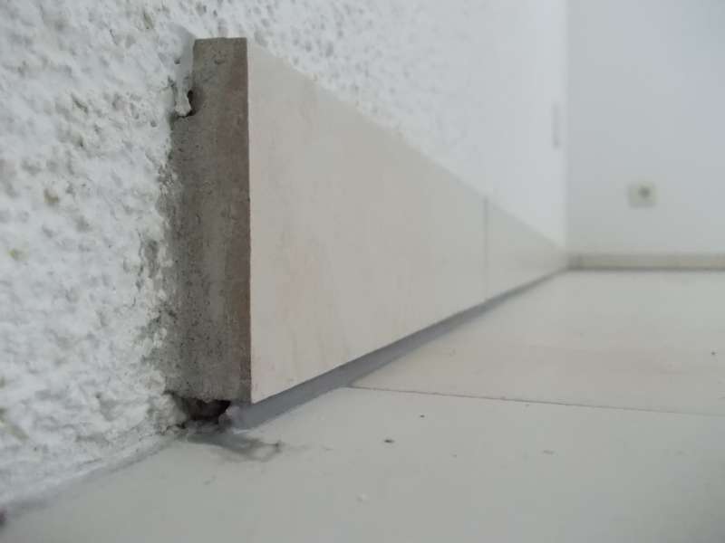 BAU.DE / BAU-Forum: 2. Bild zu Antwort "Fuge zwischen Boden- und Sockelfliesen (Bodenfliesen, Sockelfliesen)" auf die Frage "Haftet Silikon auf Acryl-Fugendichtstoff? Tipps & Tricks zur Abdichtung" im BAU-Forum "Estrich und Bodenbel&auml;ge"