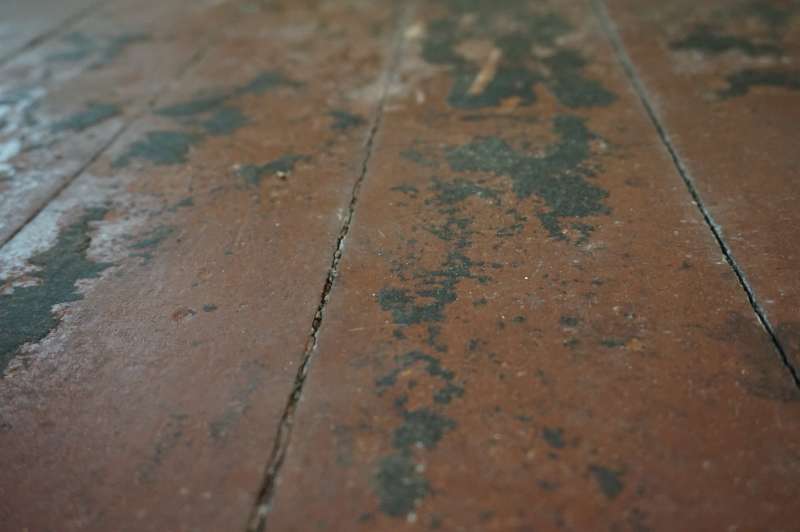 BAU.DE / BAU-Forum: 3. Bild zu Frage "alter Bodenbelag, schwarzer Kleber, Asbest?" im BAU-Forum "Estrich und Bodenbel&auml;ge"